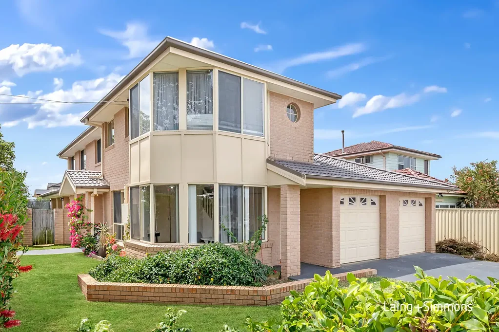 Merrylands 3ਬੈੱਡਰੂਮ Stunning Double-Story Duplex – The Ultimate Family Home