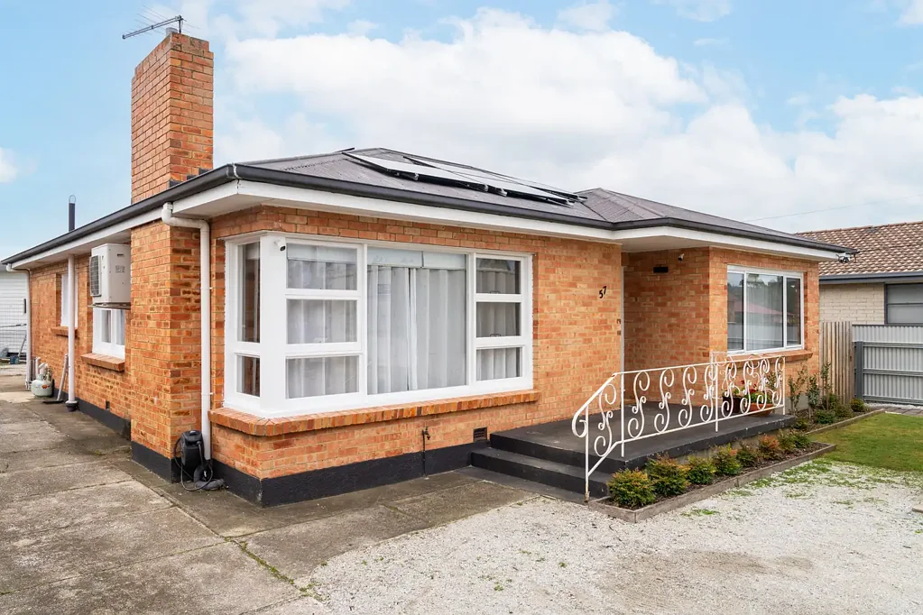 Youngtown 3房  This Space: Stylishly Updated, Low Maintenance Living