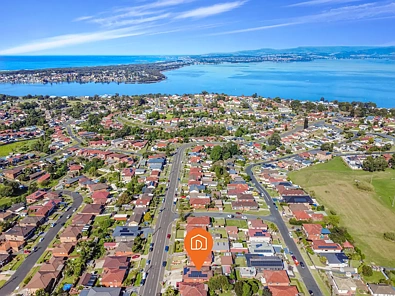 Lake Heights 5房 双住宅设计 5卧带独立入口 壮丽湖海悬崖景观 翻新厨卫 低维护庭院 太阳能电池板 停车位充足 步行可达商圈 Dual Living with Lake, Ocean & Escarpment Views