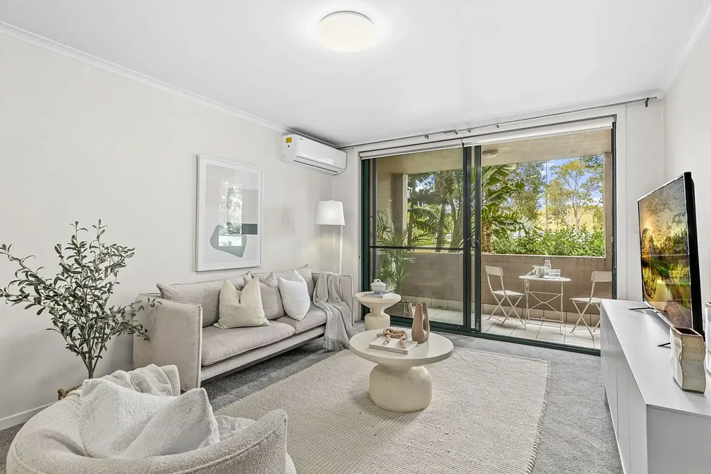 One bedroom plus study parkside apartment