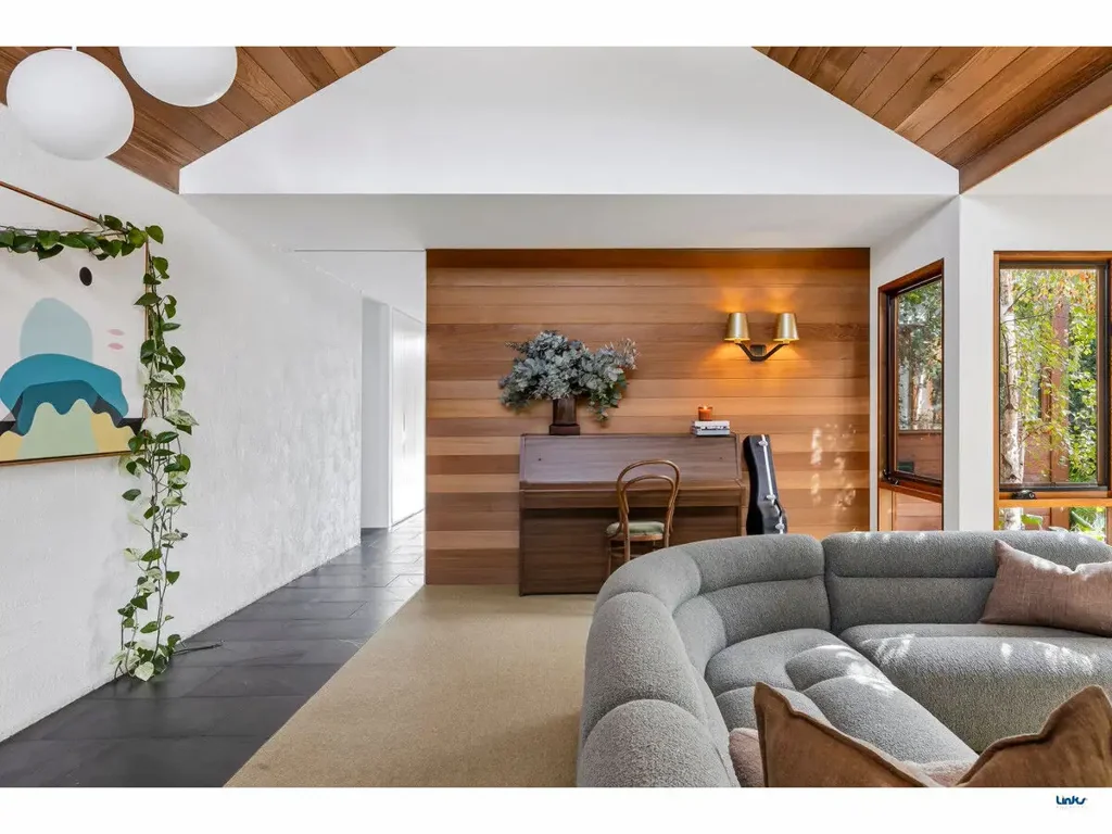 Torquay 4침실 A nod to Mid-century with effortless indoor–outdoor living, moments from the beach.