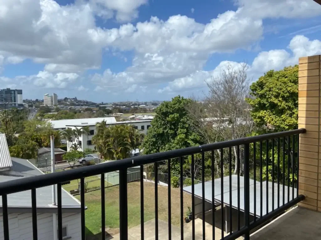 Spacious Top Floor Unit in Windsor
