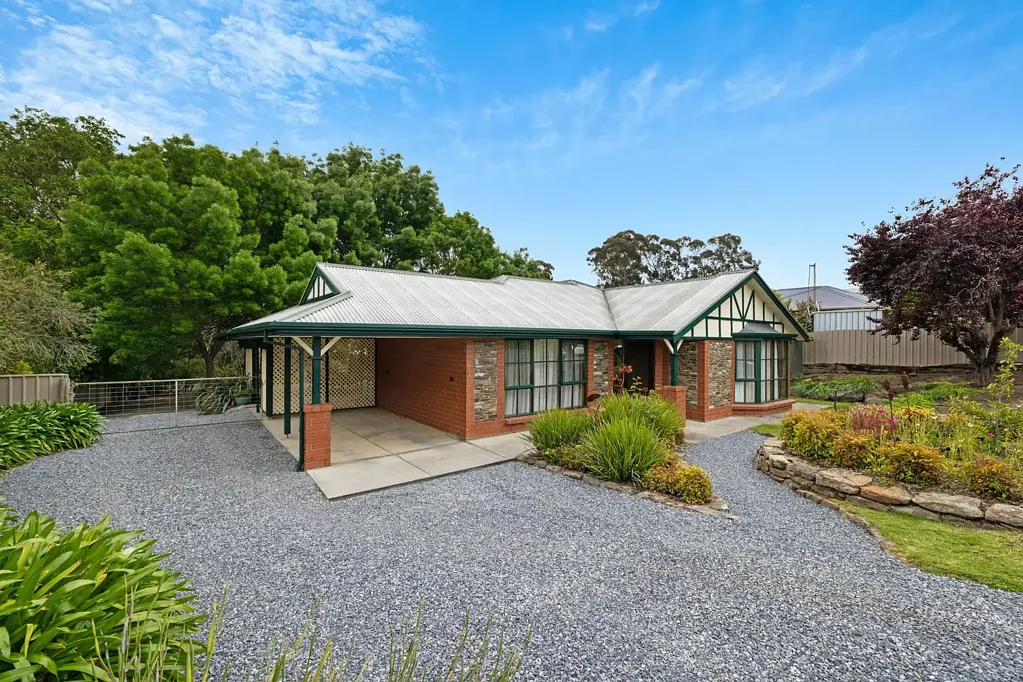 Woodside 4 Slaapkamer Skirt town in a homely Hills' classic on a sweeping half acre