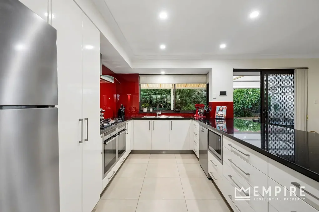 Leeming 4房  Spacious Family Entertainer!
