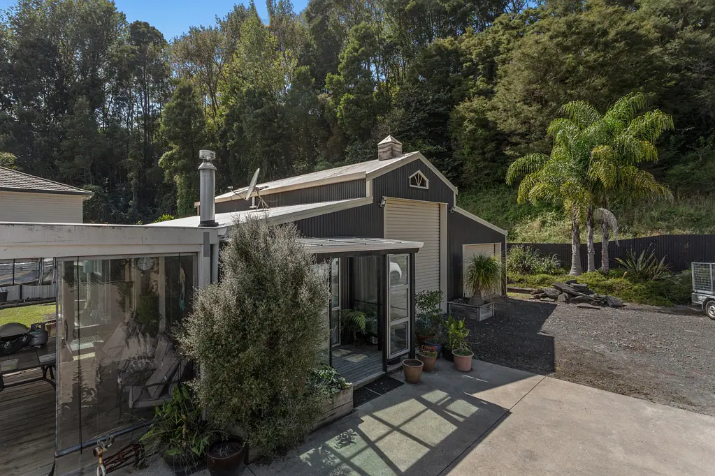 Kawerau 1침실 More garage than house