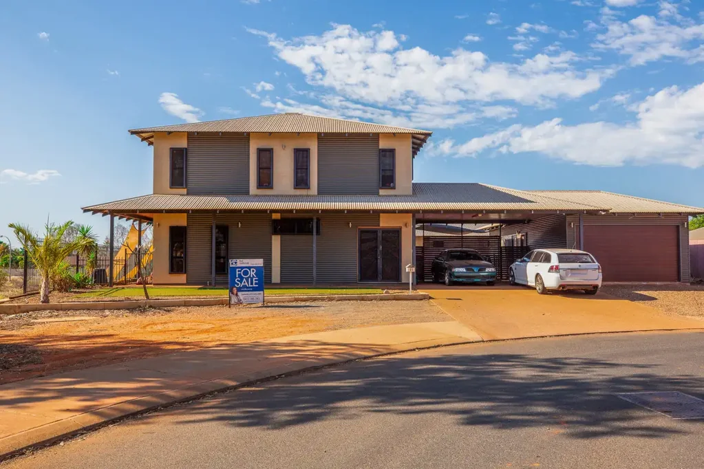 South Hedland 5બેડરૂમ MASSIVE DOUBLE-STOREY 4x2 + POOL + POOL ROOM + DOUBLE GARAGE + CORNER BLOCK!!!