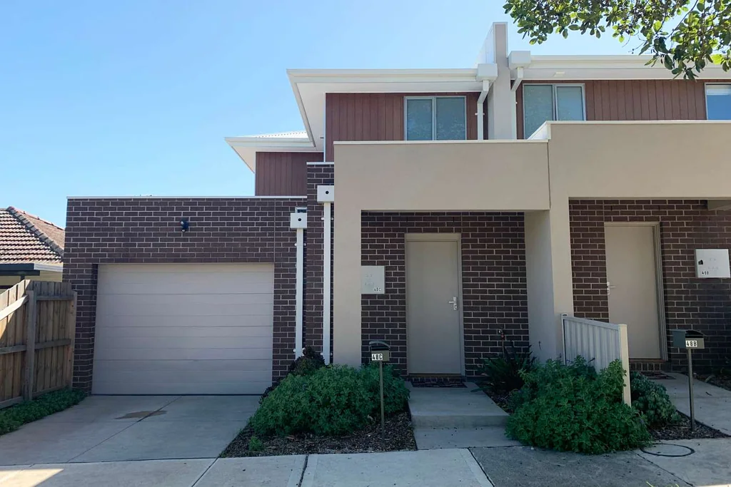 Bright & Sunny Two-Bedroom Townhouse in Ideal Location