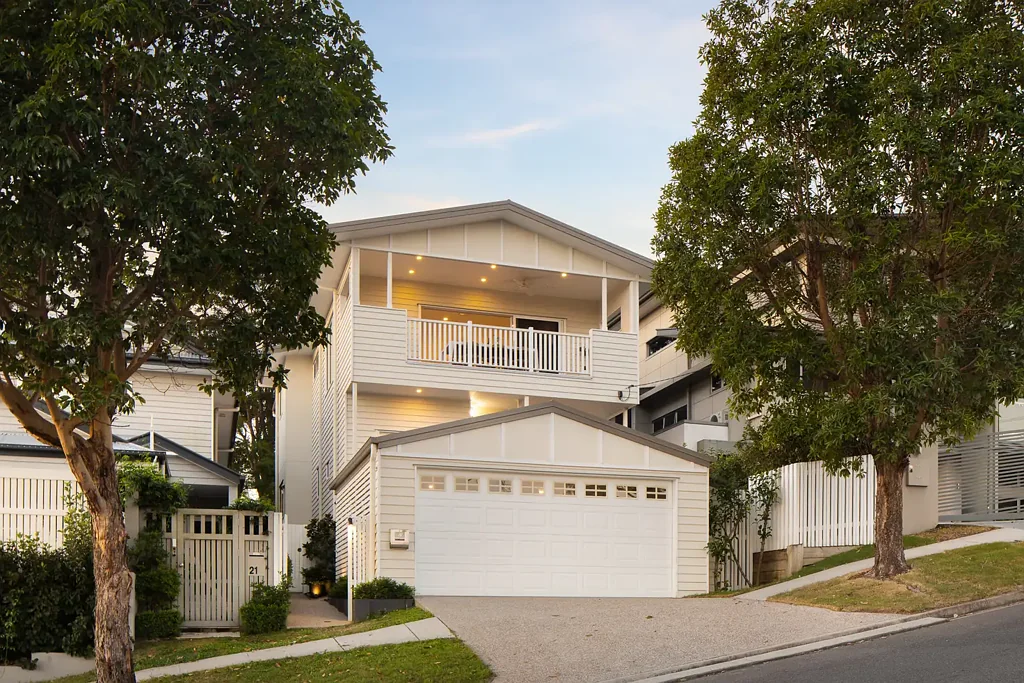 Alderley 4房 坐拥城市和山脉全景的雅致高地住宅 Elevated Elegance with Sweeping City & Mountain Views