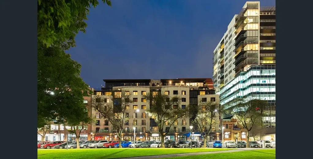 Adelaide 2 Slaapkamer Sky-High CBD Living with Hills Views & Dual Car Parks – Premium Penthouse Level Investment