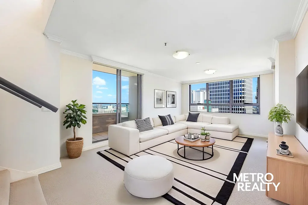 Luxurious Dual-Level Penthouse with Spectacular Hyde Park & City Views