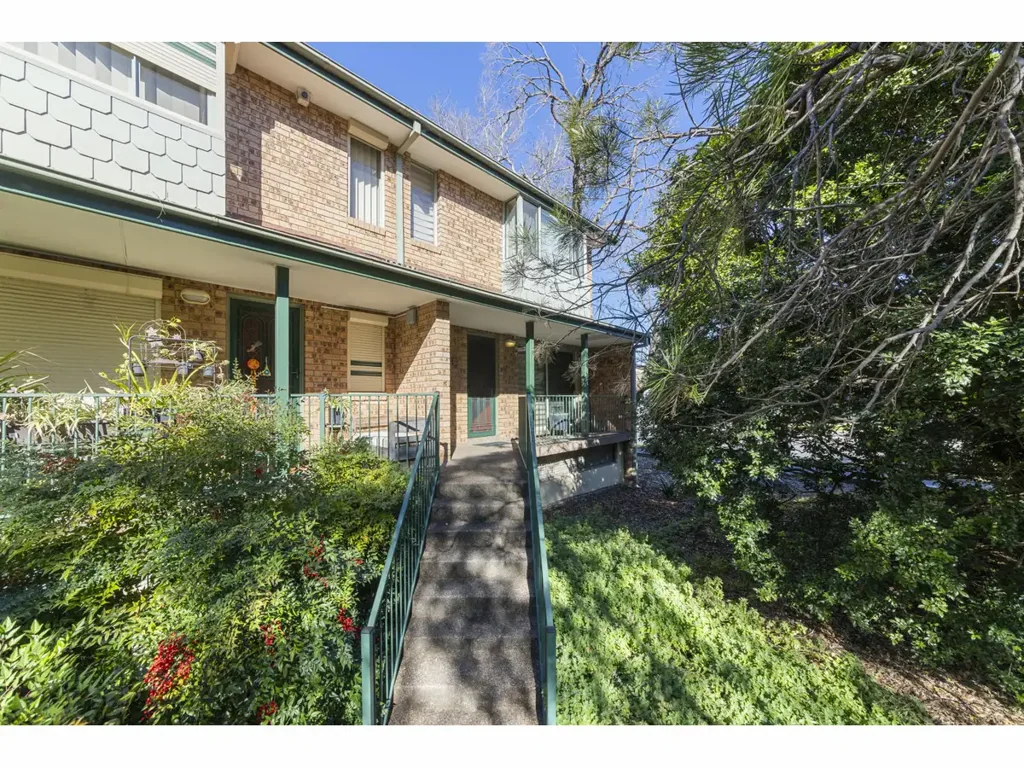Strathfield 2غرفة نوم A Much-Loved Full Brick Townhouse Offering Low-Maintenance Living in a Boutique Complex