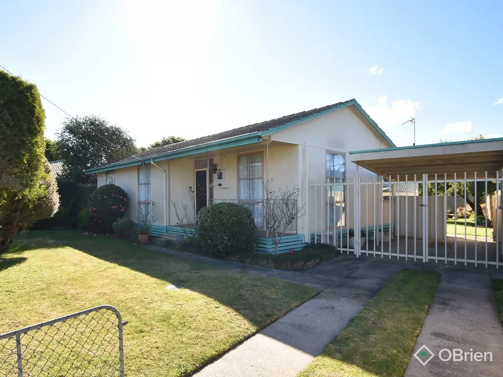 East Bairnsdale 3 Bedroom Enter the Property Market Today on Lucknow Street!
