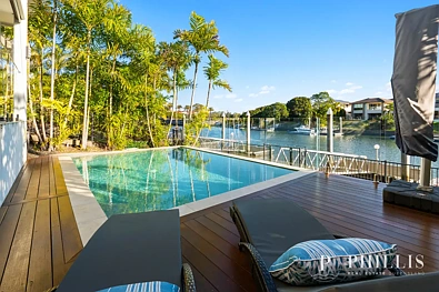 Hope Island 4房  Luxurious waterfront 5-star family home located within the secure and safe area of Hope Island Resort. Read on!