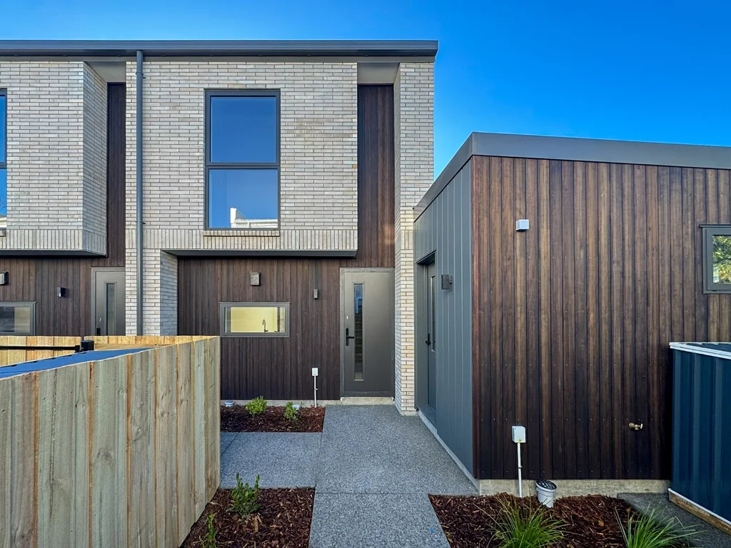 Sleek & Modern Townhouse In Great Location!