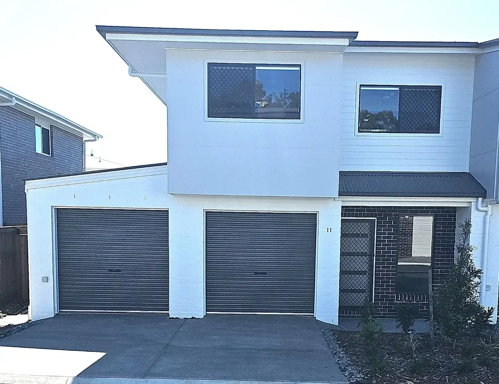 PERFECTLY LOCATED - SPACIOUS 4 BED TOWNHOUSE WITH DUCTED AIRCON