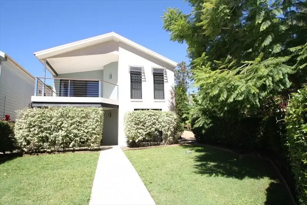 SPACIOUS THREE BEDROOM JETTY HOME