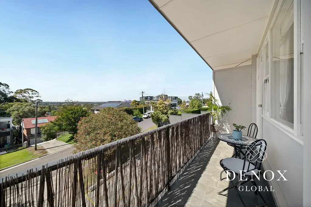 Ryde 2房 顶层视野开阔  翻新厨房燃气灶  两卧宽敞明亮  翻新浴室浴缸  步行可达商圈学校 Renovated Full Brick Home With Leafy Vistas On Boundary Of Putney