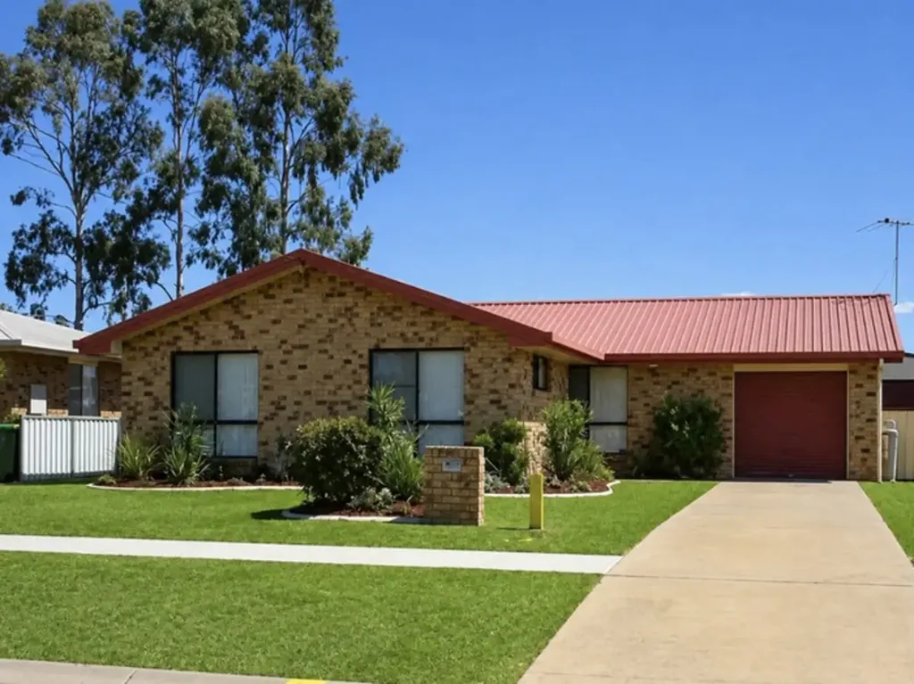 Oakey 3બેડરૂમ Coming Soon, Solid Brick Home • 700m² Block • Great Location