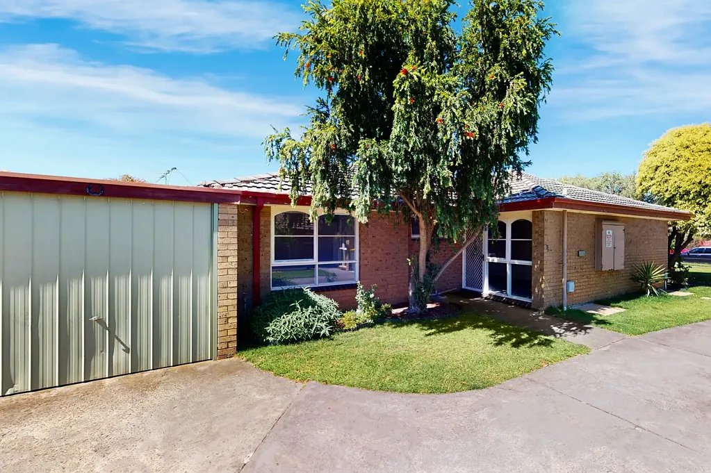 CLOSE TO ALL KOORNANG RD HAS TO OFFER!