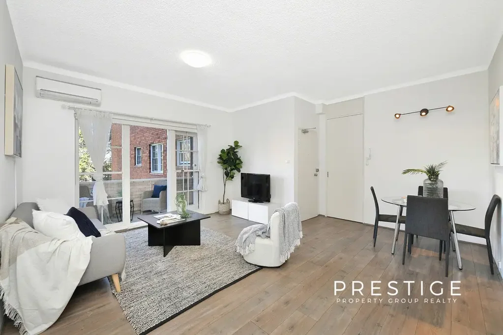Comfortable and convenient 2 bedroom unit | Entrance on 13A Queen Street
