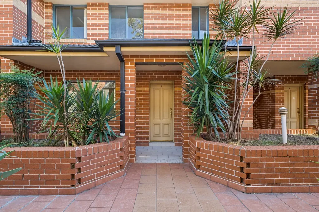 Merrylands 2房 宽敞、朝北、三层联排别墅 Spacious, North Aspect, Tri-Level Townhouse
