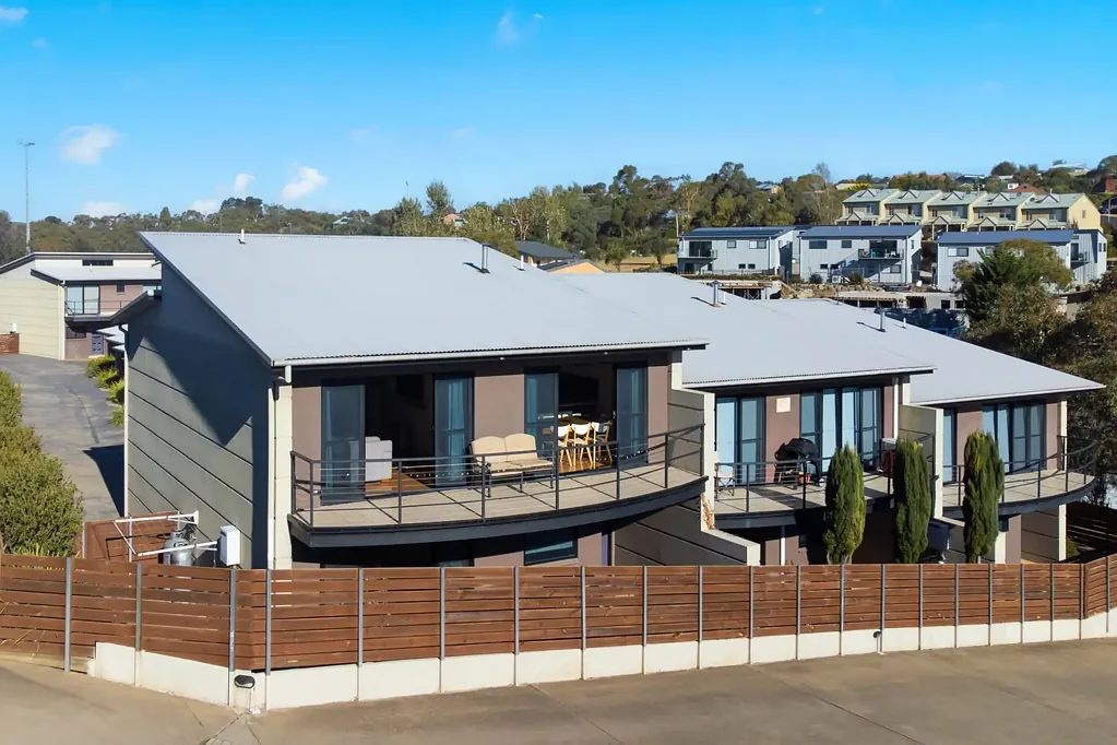 Fully Furnished Alpine Townhouse with Stunning Mountain Views