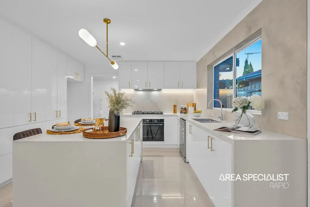 Narre Warren 4房 Narre Warren便捷区域 542㎡土地 四卧业主套房 全新高端厨房 双车位车库 步行至Fountain Gate The Brief: Turnkey Family Living with High-End FULL Renovations, Designer Kitchen & Prime Location Appeal!