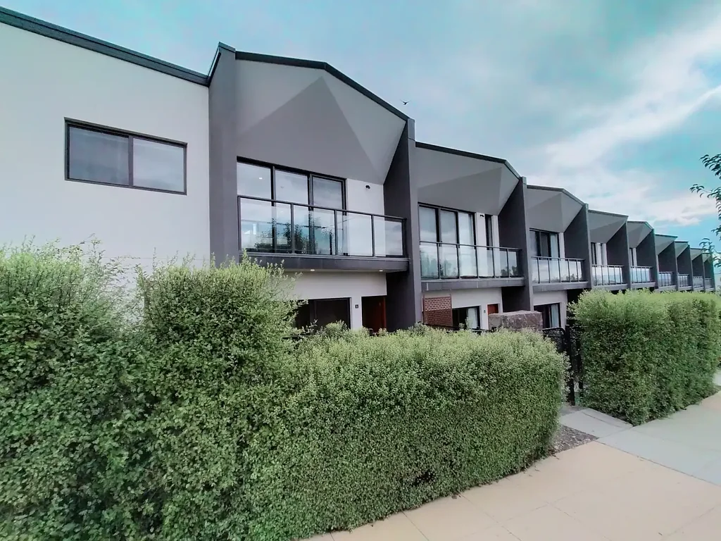 Stylish Townhouse With Three Bedrooms in Lawson