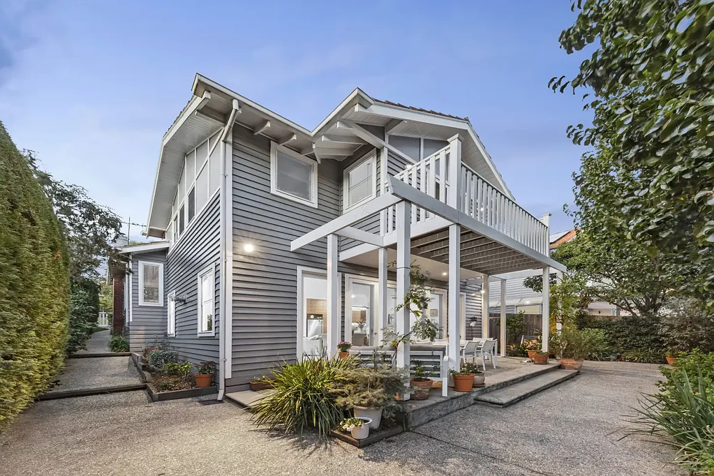 Essendon 4ห้องนอน A Truly Special Family Home with Space, Flexibility and Dual Frontage