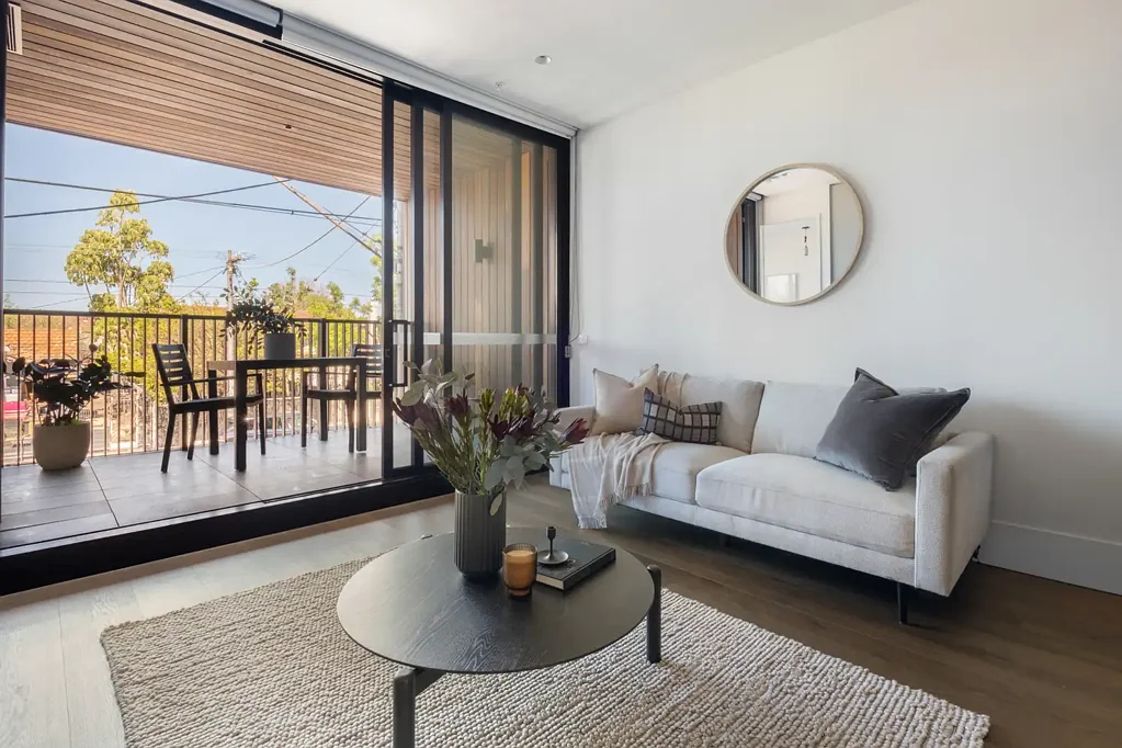 Prahran 2房 JCB设计精品  Hecker Guthrie内饰  Miele电器  落地双层玻璃  实木地板大理石  主卧带深浴缸  地下停车场  中央气候控制  邻近Lune Croissanterie The Art of Living Beautifully