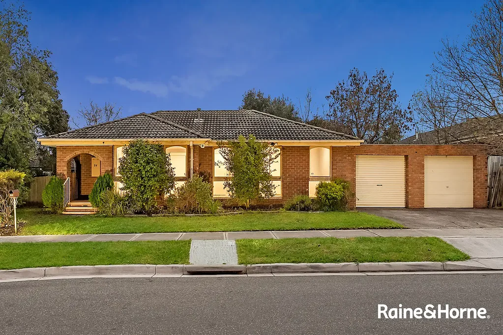 Cranbourne 3房 宽敞街角地块 670m²成熟花园 三卧木地板 全年舒适供暖制冷 带棚户外区 双车位近优校 步行商圈交通 670m² Corner Block Family Home in an Unbeatable Central Location