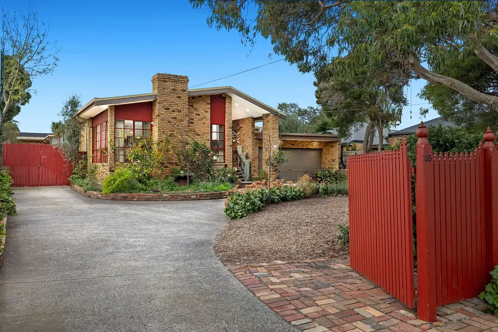 Carrum 4部屋 A Landmark Family Estate of Character, Space and Resort-Style Living on a huge 1,460m2 block approx.