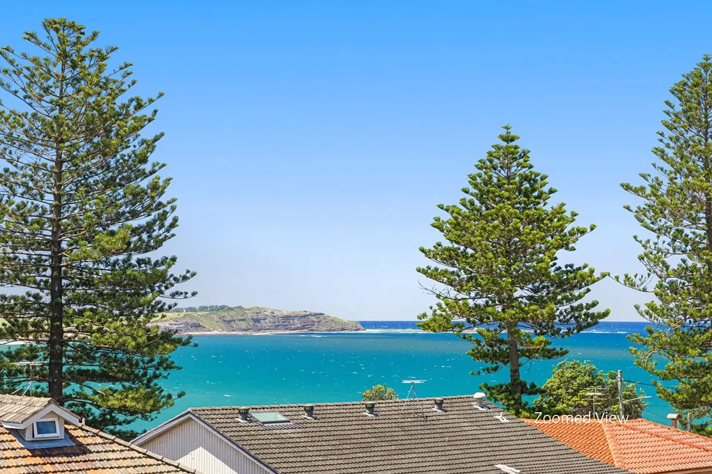North-facing apartment with panoramic ocean views