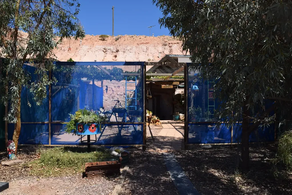 Coober Pedy 4房 优雅砂岩石洞 优越地理位置 高端厨房配备 采光流通 主卧私享空间 休闲阳台 6344㎡独立产权地 热线预约赏鉴！ Aladdin's Secret Hideaway!