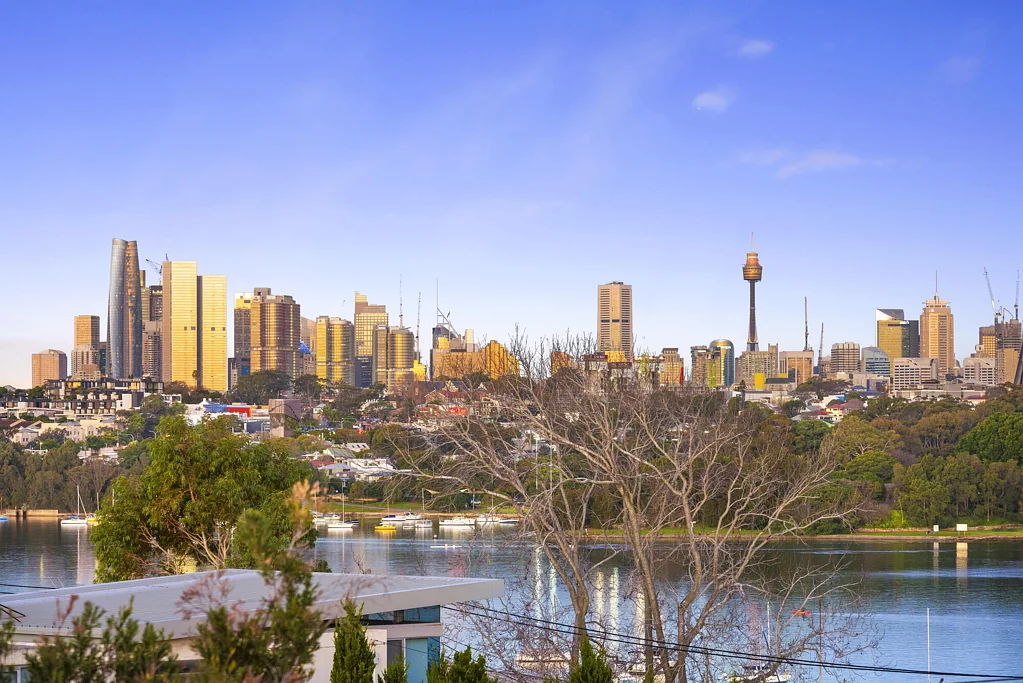 Russell Lea 4房 Lumina｜揽尽悉尼CBD天际线与水景的地标级豪邸 "Welcome to Lumina" Architectural Luxury with Spectacular Sydney Skyline & Water Views