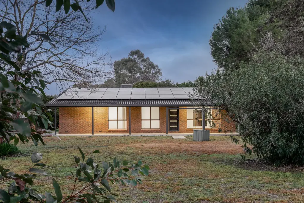 Howlong 2chambre Rare Opportunity – Huge 2,000m² Block with Subdivision Potential in Prime Howlong Location