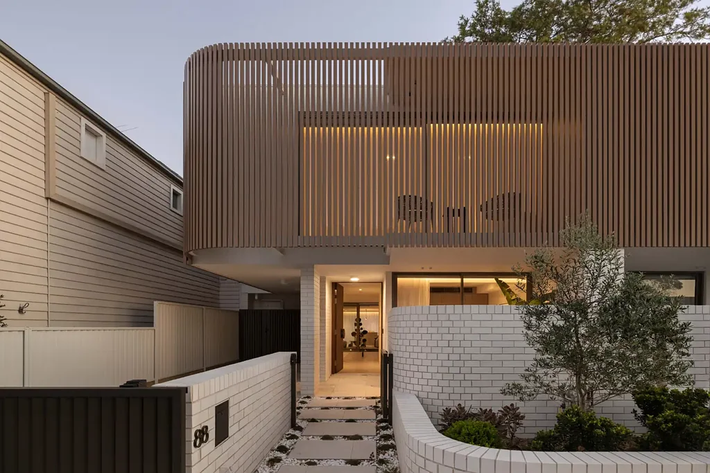 Leichhardt 5房 尖端设计工艺 宏伟空间感 五卧四独卫 尖端厨房石材台面 多区娱乐空间 硬木豪华地毯 全屋中央空调 步行商圈轻轨 Remarkable state of the art home encapsulating luxury in every sense