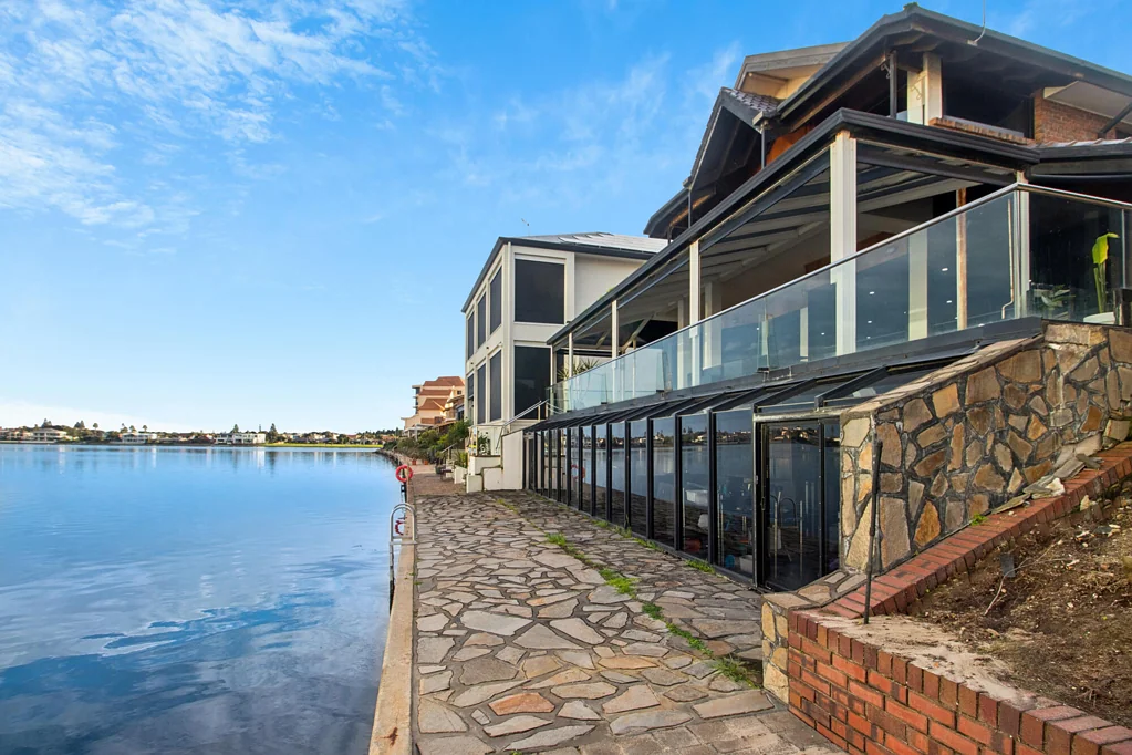 West Lakes 4Phòng ngủ Absolute East Facing Lakefront with Renovation Potential