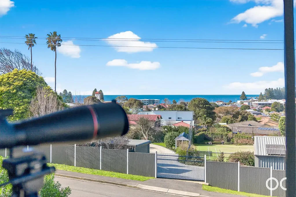 Victor Harbor 3房  Quality 2 storey home in central Victor Harbor with coastal views