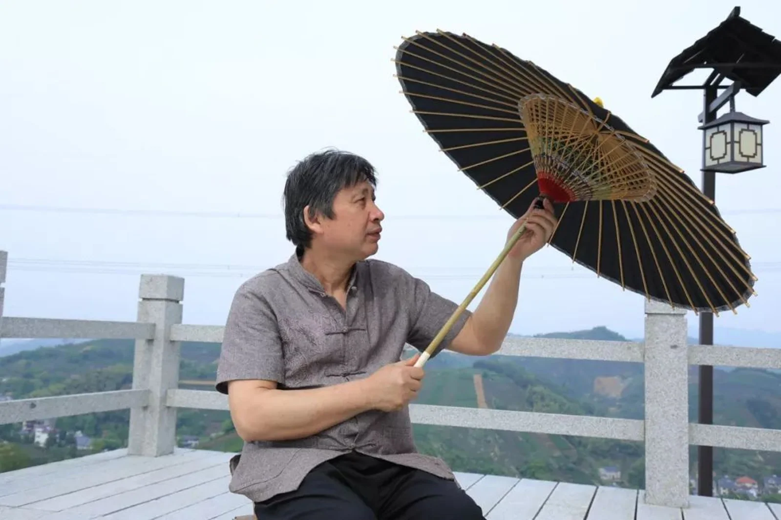 这位走红抖音的油纸伞手艺人,凭什么拒绝央视拍摄、韩国邀请?
