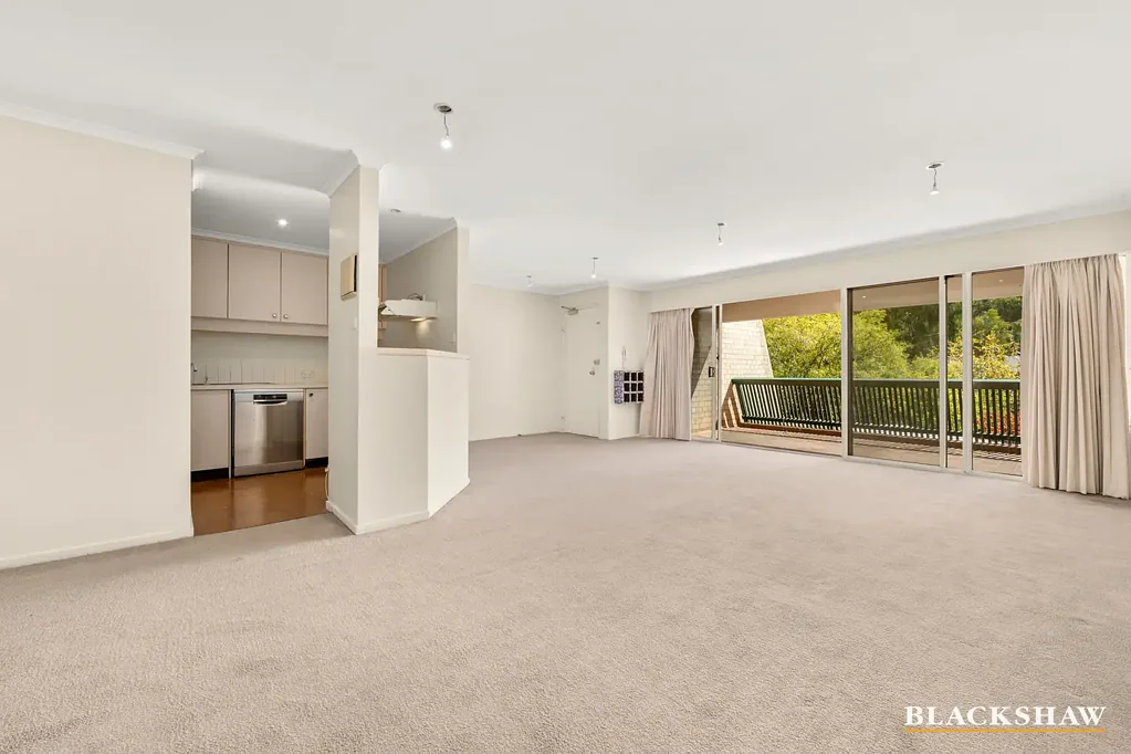 Spacious 2 bedroom apartment in the convenient location of Kingston