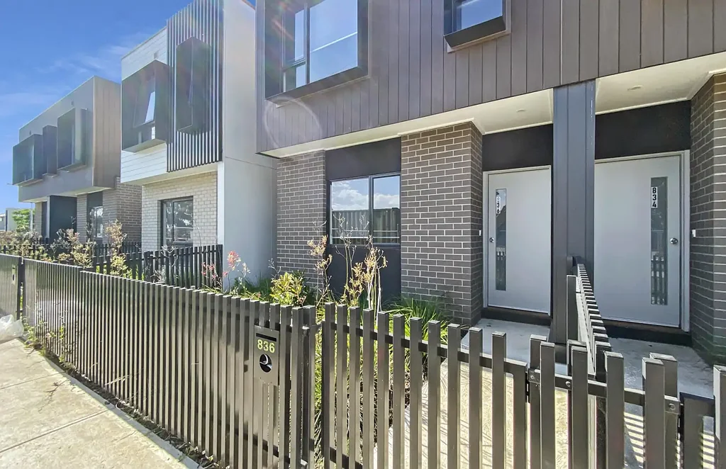 Modern & Stylish 3-Bedroom Townhouse in the Heart of Tarneit
