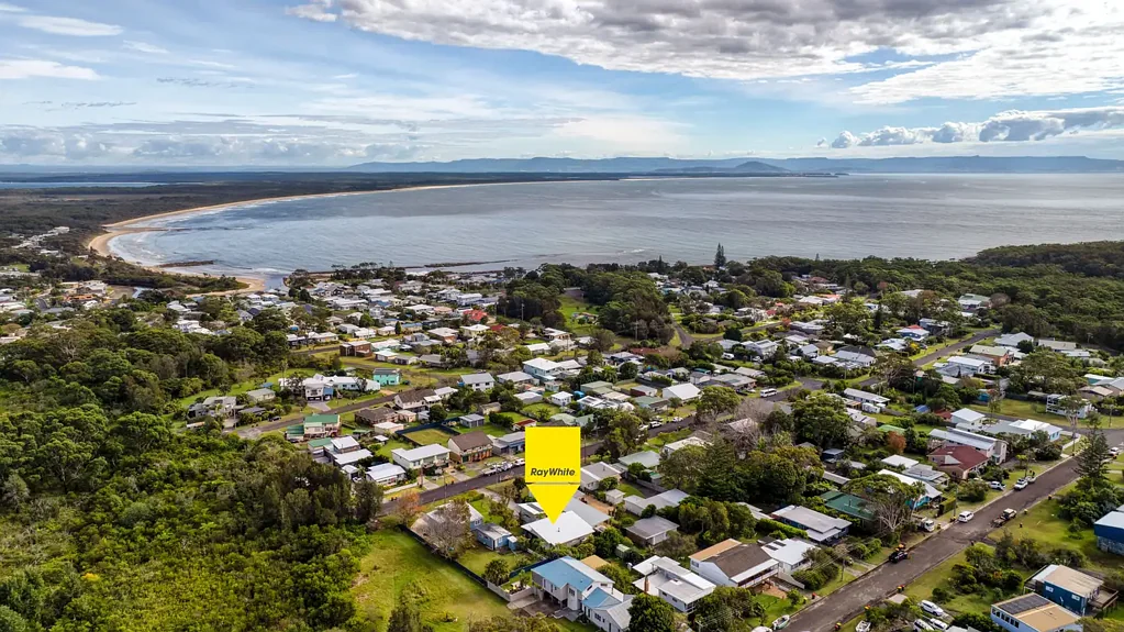 Currarong 2 Bedroom Modern Coastal Retreat - Just 700m to Currarong's Pristine Beaches