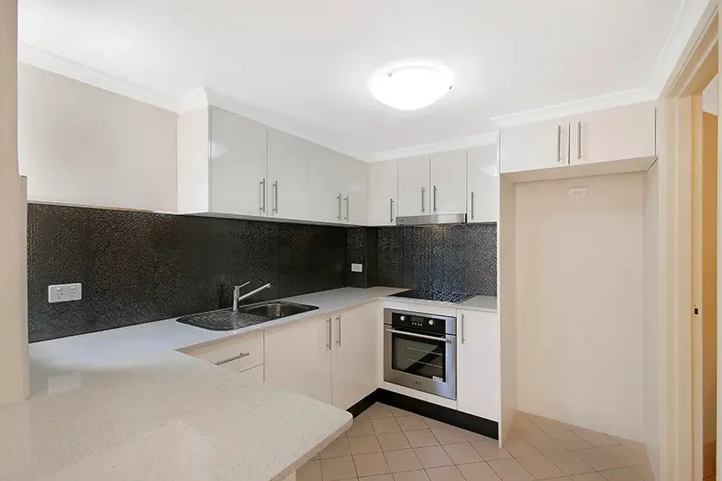 Renovated Apartment Moments to Marrickville Shopping District & Steel Park