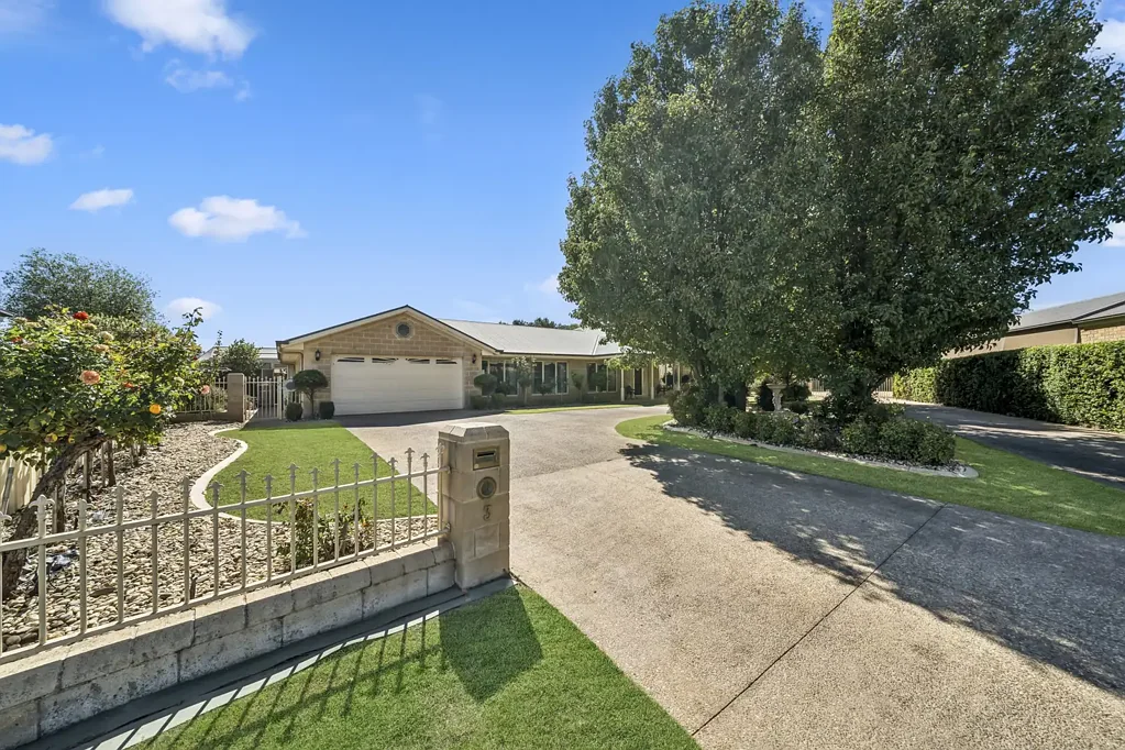 Cobram 4Phòng ngủ Grand Family Living in Blue-Chip River-End Location