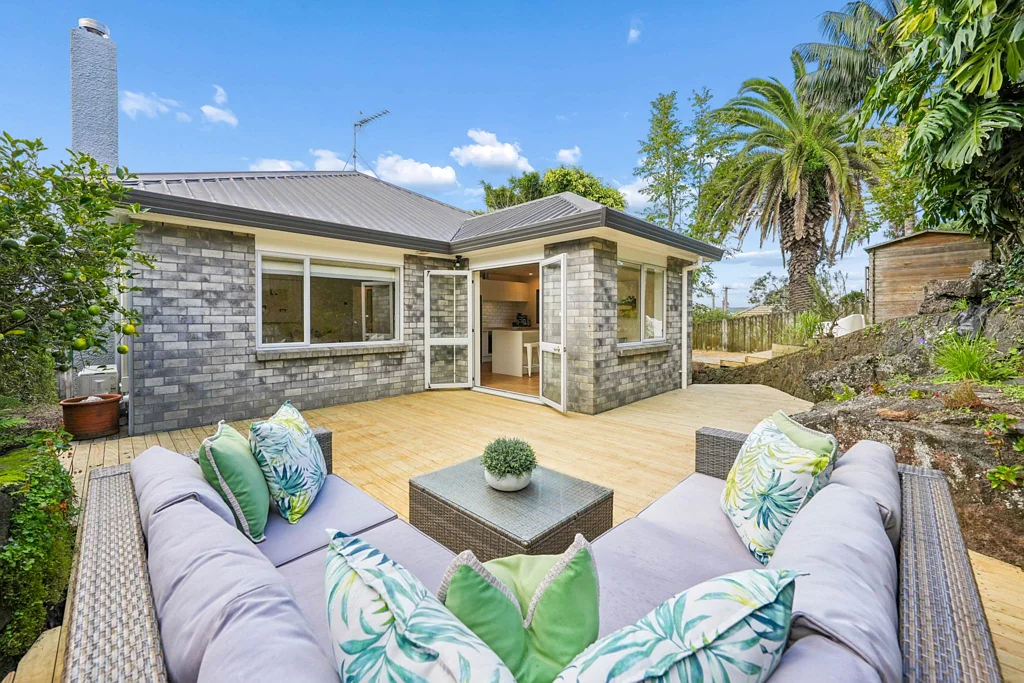 Onehunga 3 Slaapkamer Double Garage, Sunny Deck & Easy Family Living