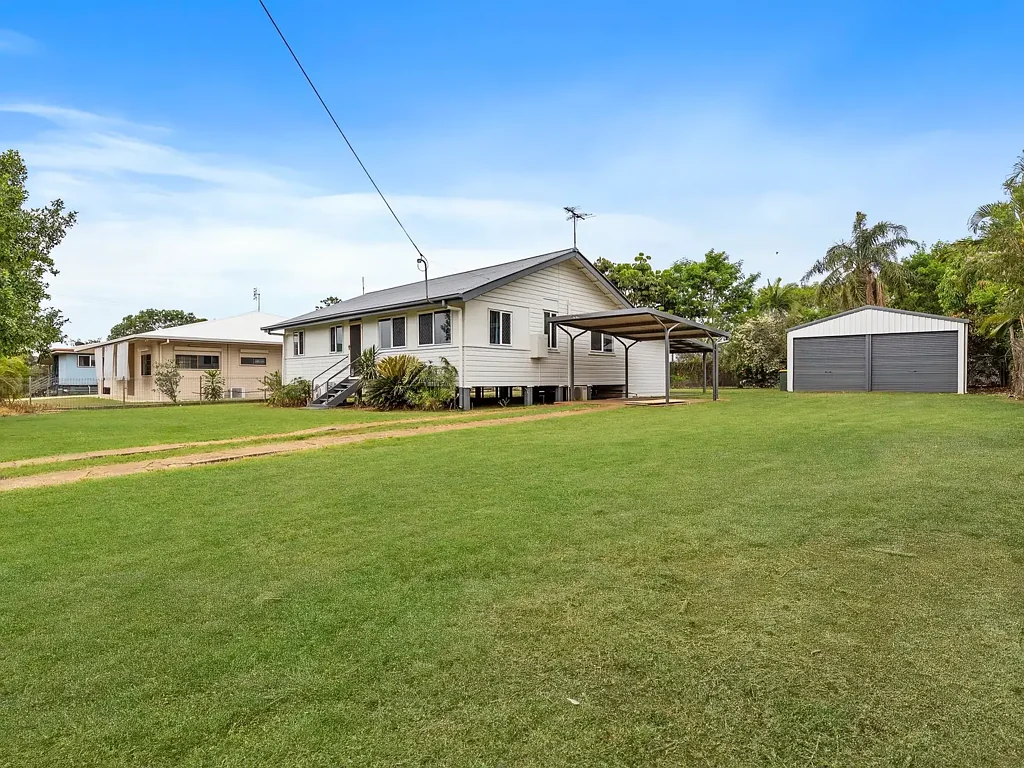 Mareeba 3ਬੈੱਡਰੂਮ Exceptional Opportunity - Spacious Family Home  & Shed with Development Potential on 855m² Block!