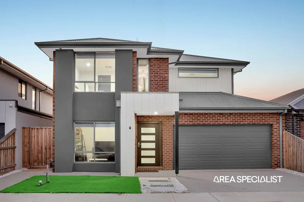 Truganina 4 Bedroom The Brief : East facing home with massive kitchen and great Outdoor Area!!!