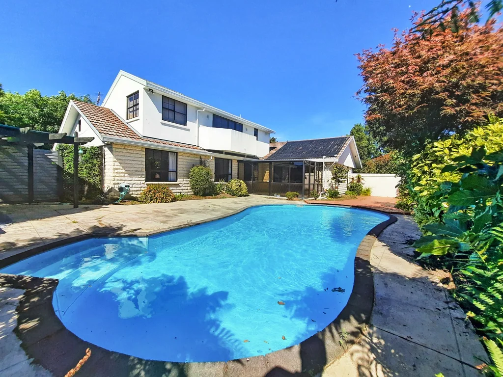 4 Bedrooms With Pool In Avonhead