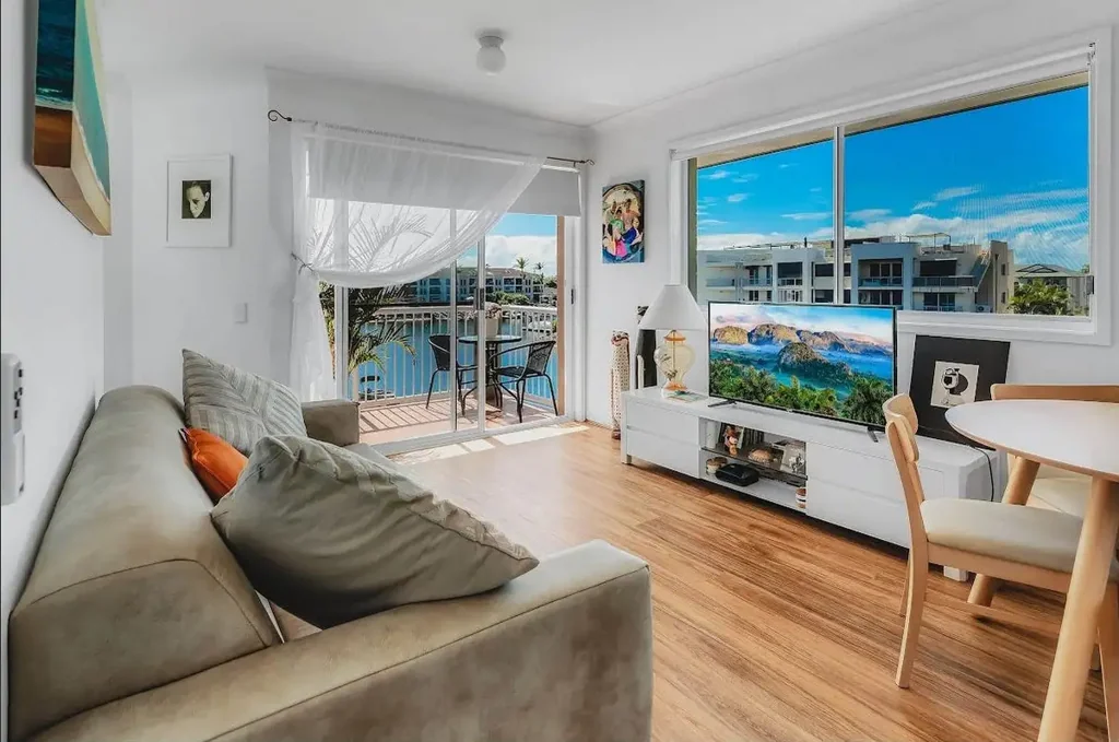 Fully Furnished Waterfront Retreat in Runaway Bay